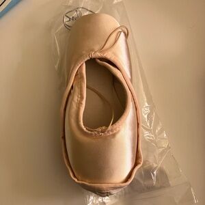 Suffolk pointe shoes